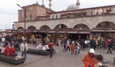 Eminönü’ndeki Gurbetçinin Bayramlık Tepkisi: Hans’ın Bebesi dDoyuyor da Kemal’in Bebesi Neden Doymuyor?