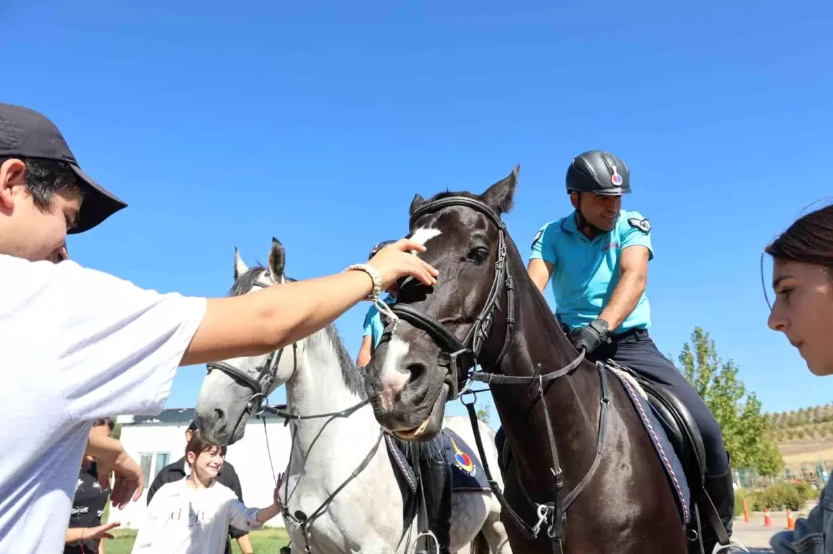 Elazığ’da Çocuklar Atlı Jandarmayı Sevdi