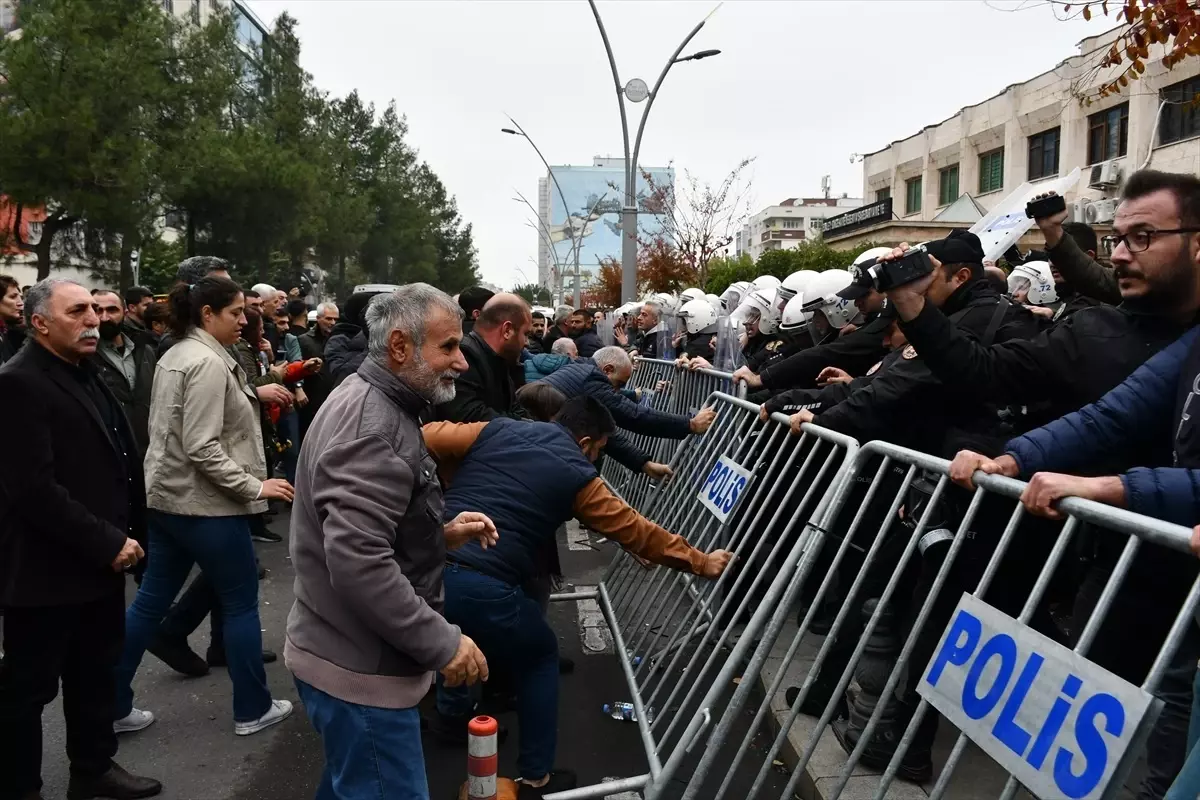 Batman’da Belediye Binası Önünde Gözaltılar