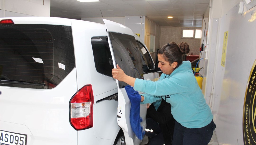 Siirtli ev hanımları oto yıkamacı açtı: Günde 7-8 araç yıkıyoruz